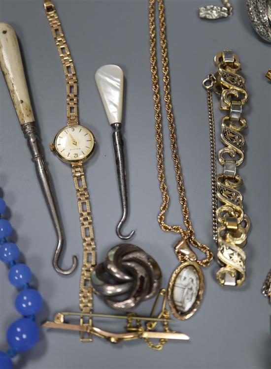 A ladys 9ct gold watch on a 9ct strap, a 9ct bar brooch, a 9ct ropetwist chain, a Regency pendant (a.f.) and mixed jewellery.